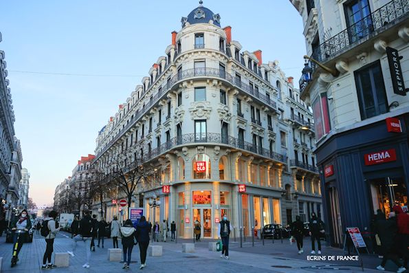 外出規制が緩和され、リヨンの町が人で溢れた