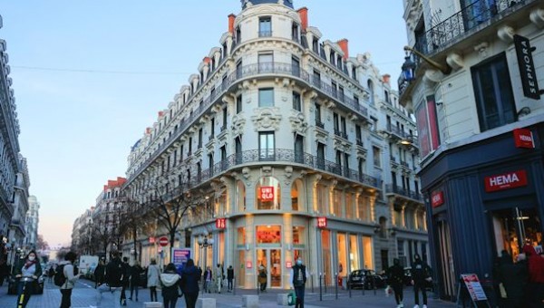 外出規制が緩和され、リヨンの町が人で溢れた