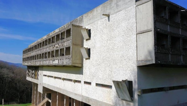 近代建築の巨匠ル・コルビュジエの傑作『ラ・トゥーレット修道院』