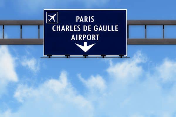 送迎専用車:パリCDG空港~市内(©SHUTTERSTOCK)