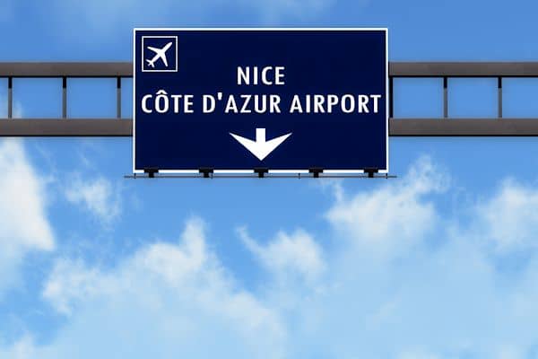 送迎専用車:ニース空港~市内(©SHUTTERSTOCK)