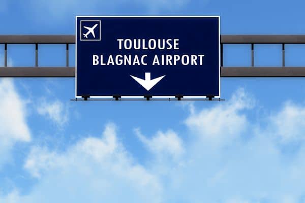 送迎専用車:トゥールーズ空港~市内(©SHUTTERSTOCK)
